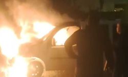 Kozan’da park halindeki otomobil alev alev yandı
