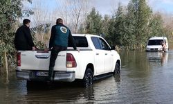Kozan’da sel sularında mahsur kalan araçları ekipler kurtardı