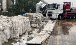 Naylon Atık Yüklü Tır Bariyerlere Çarptı, TAG Otoyolu Çöplüğe Döndü