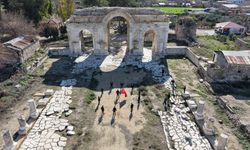 Öğrenciler Anavarza’da Zeybek Oynadı