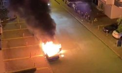 Park halindeki otomobil alev alev yandı