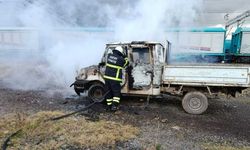 Payas’ta park halindeki kamyonet alevlere teslim oldu