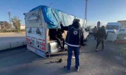 Üzeri hayvan dışkısıyla kapatılan kamyonetin gizli bölmesinden 19 kaçak göçmen çıktı