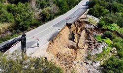 Adana’da heyelan Yol çöktü, su hattı zarar gördü