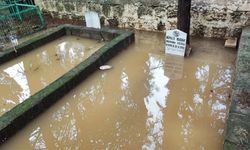 Adana’da mezarlık sular altında kaldı: Ziyaretçiler zorlandı