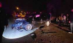 Adana’da otomobil duvara çarpıp takla attı