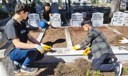 Anneannelerinin öğüdüyle binlerce mezarı temizlediler