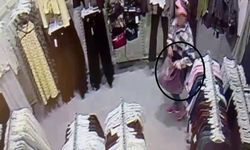 AVM’de çocuğunun yanında hırsızlık yaptı