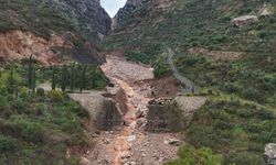 Hatay’da sel köprüyü yıktı, yol çöktü