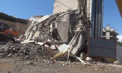 İş makinesinin son darbesi 7 katlı binayı yerle bir etti