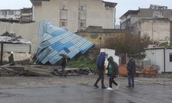 İskenderun’da fırtına direkleri devirdi 2 araç hasar gördü