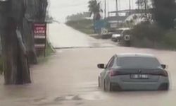 Karataş’ta sağanak hayatı felç etti: Yollar göle döndü