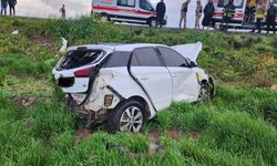 Kırıkhan’da otomobil tarlaya uçtu