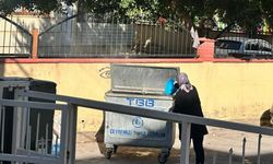 Mahalleli Kadın Konteynır Yangınına Suyla Müdahale Etti