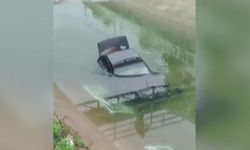 Adana’da otomobil sulama kanalına düştü
