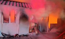 Depremzede Ailenin Kaldığı Konteyner Kül Oldu