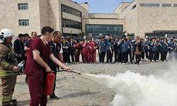 Hatay’da otomobil ağaca çarptı: 3 kişi yaralandı