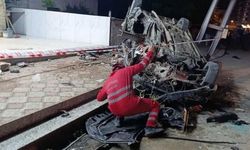 Dörtyol’da Aydınlatma Direğine Çarpan Araç Hurdaya Döndü