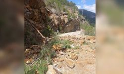 Feke-Saimbeyli kara yolu heyelan nedeniyle kapandı