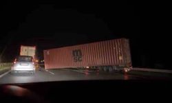 Hatay’da Fırtına ve Şimşek Nöbeti: Konteynerler Devrildi, Çatılar Uçtu