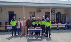Kırmıtlı’da Duygulu Doğum Günü: Trafik Jandarması Burak Efe’yi Yalnız Bırakmadı