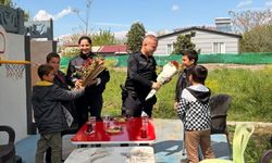Toprakkale’de Kalpleri Isıtan Ziyaret: Özel Öğrencilerden Polislere Çiçekli Kutlama