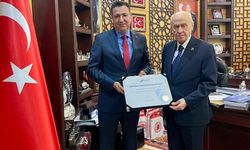 OKÜ’den Devlet Bahçeli’ye Akreditasyon Belgesi Takdimi