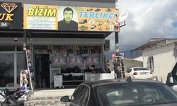 Depremzede Esnaf Müşterileri İçin Dükkanına Vesikalık Fotoğrafını Astı