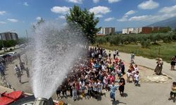 Düziçili Çocuklar Hem Karne Aldı Hem De İtfaiyenin Sürpriziyle Sırılsıklam Eğlendi