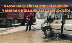 Hassa'da Seyir Halindeki Minibüs Yanarak Kullanılamaz Hale Geldi