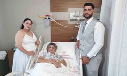 Hastanedeki Anneye Gelin ve Damattan Sürpriz Ziyaret