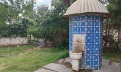 Osmaniye’de Anıt Yanındaki Çeşme Görenlerin Dikkatini Çekiyor