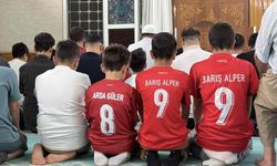 Osmaniye'de Gençler Milli Maç İçin Seccadede Buluştu
