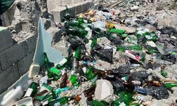 Osmaniye'deki O Sokakta Yıkık Duvarların Arası Alkol Şişeleriyle Dolu
