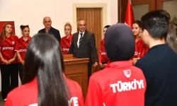 Kadınlar Hokey A Milli Takımı'ndan Başkan İbrahim Çenet'e Ziyaret