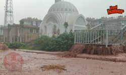 Osmaniye'de Yol Göle Döndü, Toprakkale Yolunda Sürücüler Mahsur Kaldı