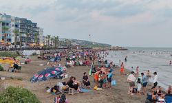 Adana Karataş Sahili Hafta Sonunda Doldu Taştı
