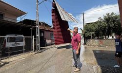 Adana Sarıçam Mehmet Akif Ersoy Mahallesi'nde çatı uçtu