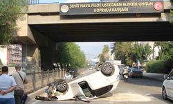 Adana Yüreğir'deki köprüden otomobil alt yola düştü