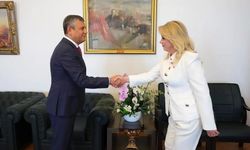 Asu Kaya'dan TBMM'de Özgür Özel'e Kritik Ziyaret