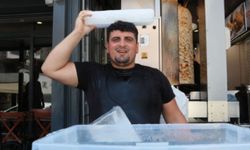 Döner ustası kavurucu sıcaklarla nasıl başa çıkıyor