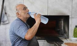 Hatay fırıncıları kavurucu sıcaklarda ocak başında çalışıyor