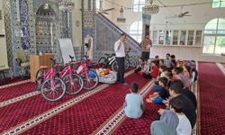 Kur'an kursunu tamamlayan öğrencilere hediyeler veridi