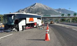 Pozantı Niğde Otoyolunda Yolcu Otobüsü Beton Bariyerlere Çarptı