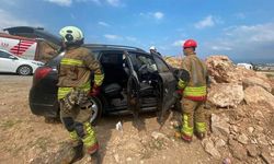 Virajlı yolda kontrolden çıkan otomobil kayalıklara çarptı