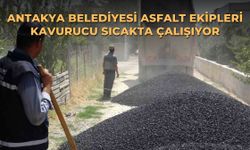Antakya Belediyesi asfalt ekipleri kavurucu sıcakta çalışıyor