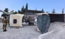 Arsuz Nardüzü Mahallesinde kum yüklü kamyon devrildi