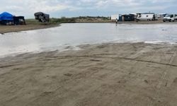 Burnaz Plajı Göle Döndü! Kumsalda İlerlemek Çileye Dönüştü