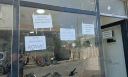 Hatay'da motosiklet tamircisi cama uyarı yazısı astı