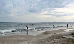 Hatay Erzin Burnaz Sahili’nde Yağmura Rağmen Deniz Yoğunluğu